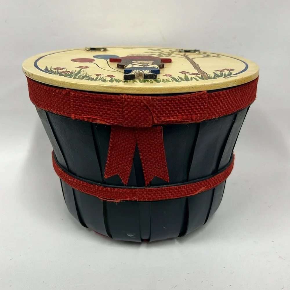 Vintage Apple Basket HandPainted Hinged Wood‎ Lid